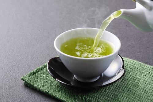 Du thé vert à la menthe.