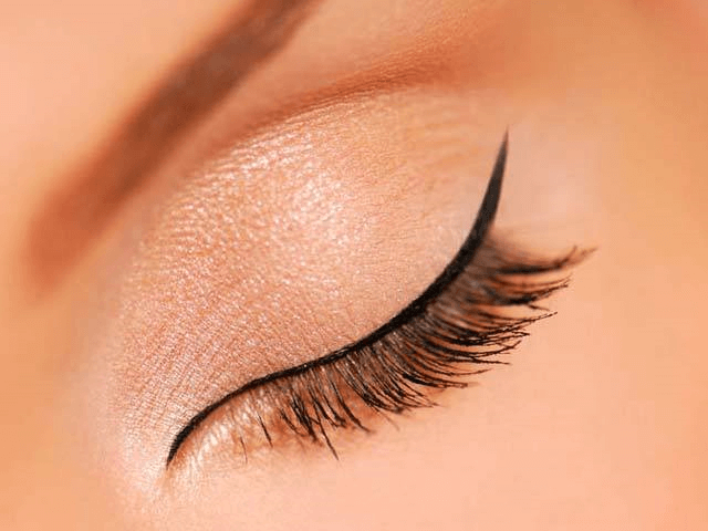 maquillage des yeux : trait fin