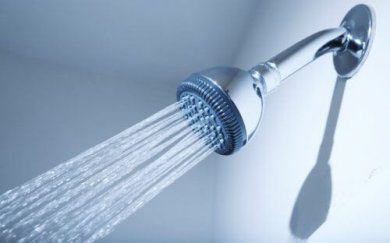 Astuces faciles pour améliorer la pression de votre pommeau de douche