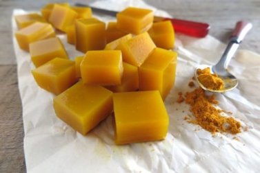 Dés de gélatine au miel et au curcuma : un merveilleux remède anti-inflammatoire !