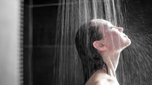 8 erreurs que nous commettons chaque jour sous la douche