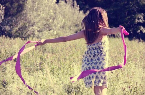 jeune fille dans un champs