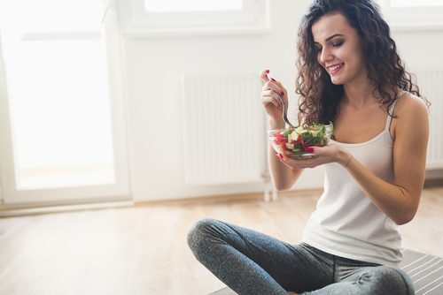 Essayez cette délicieuse salade pour dégonfler le ventre et perdre du poids