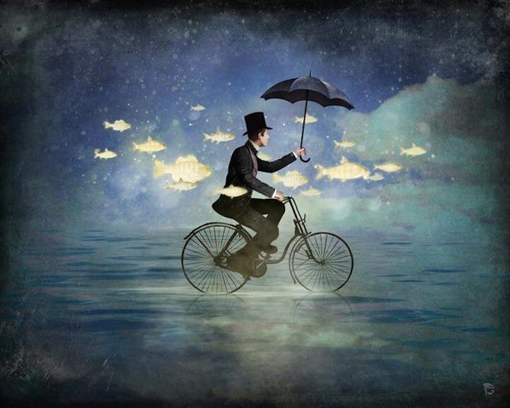 homme sur un vélo tenant un parapluie entouré de poissons