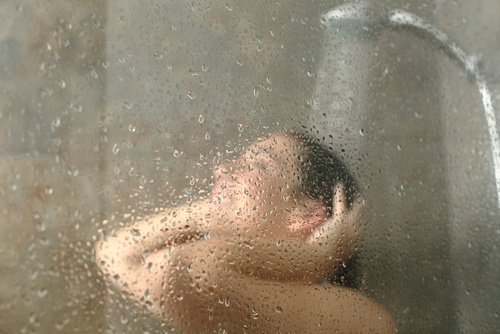Utiliser de l'eau très chaude pour la douche