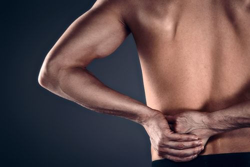 étirements aidés pour soulager la tendinite de l'épaule