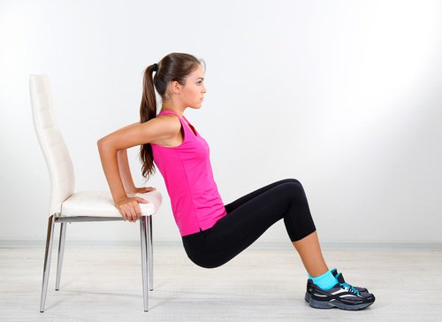 Des exercices avec une chaise.