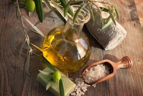 L'huile d'olive pour les cheveux secs.