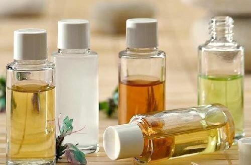 Nettoyez votre visage avec des huiles naturelles : lesquelles utiliser et comment ?