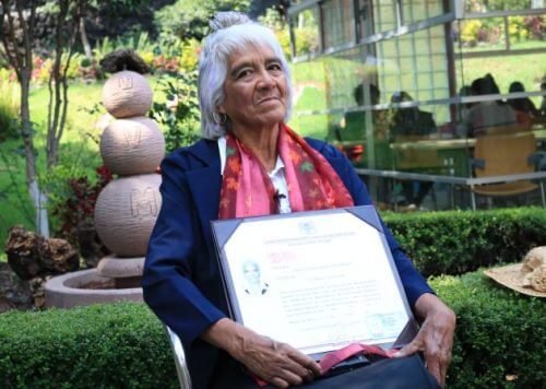 María Dolores Ballesteros, 80 ans et un troisième diplôme universitaire