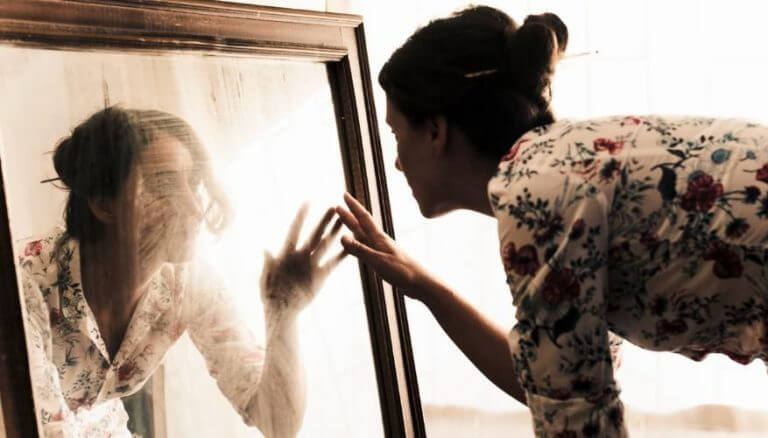 Regarder dans le miroir.