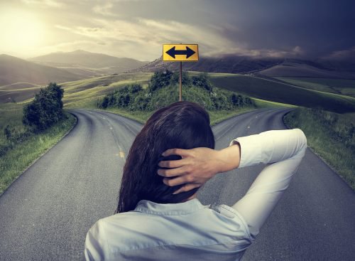femme ayant besoin de l'opinion des autres pour choisir sa direction