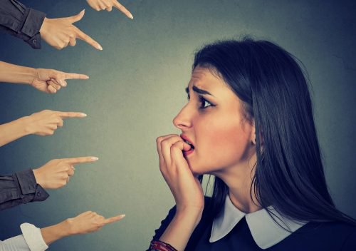 Accordez-vous trop d’importance aux opinions des autres ?