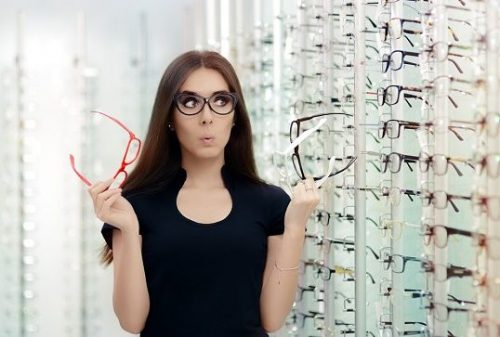 femme ayant besoin de l'opinion des autres pour choisir ses lunettes