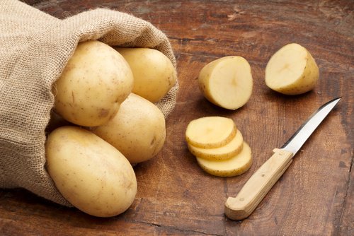Les pommes de terre peuvent aider à éclaircir les aisselles.