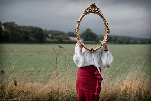 solitude d'une femme dans un champ