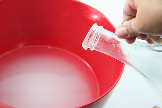 le vinaigre blanc pour enlever les taches de vêtements