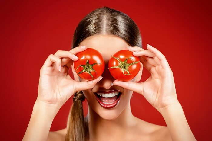 3 exfoliants maison pour éliminer les points noirs : tomate et yaourt