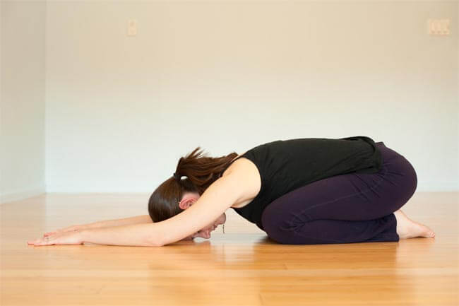 Les postures de yoga soulagent les coliques menstruelles