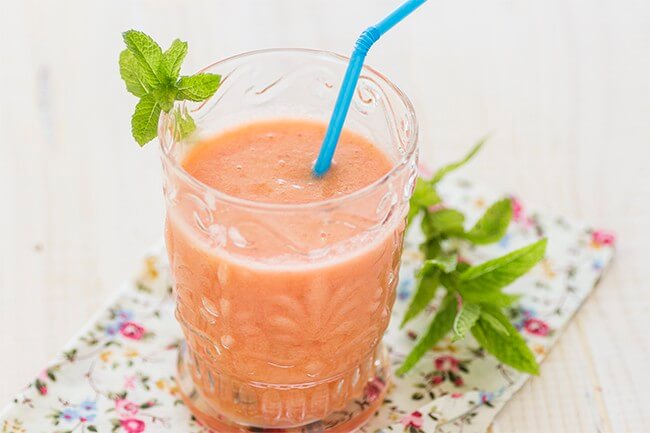 jus d'ananas, de fraise et de concombre pour désenflammer le ventre