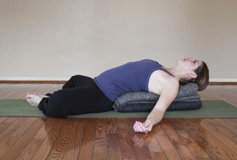 Les postures de yoga soulagent les coliques menstruelles