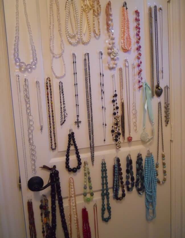 utiliser des crochets adhésifs dans vos armoires pour organiser vos bijoux et ranger votre maison