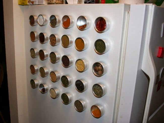 des boîtes de conserve aimantées pour ranger votre maison