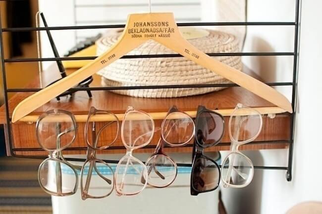 ranger vos paires de lunettes sur des cintres pour ranger votre maison