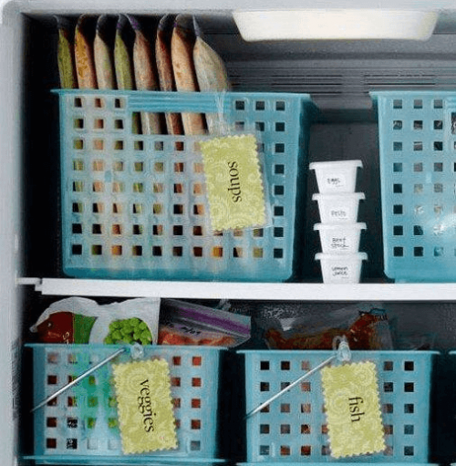 Paniers dans le congélateur. 