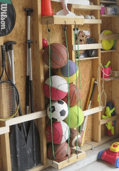 Rangement des jouets et ballons. 