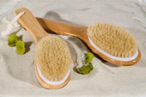 Lavez régulièrement votre brosse ou peigne pour ne pas salir vos cheveux.