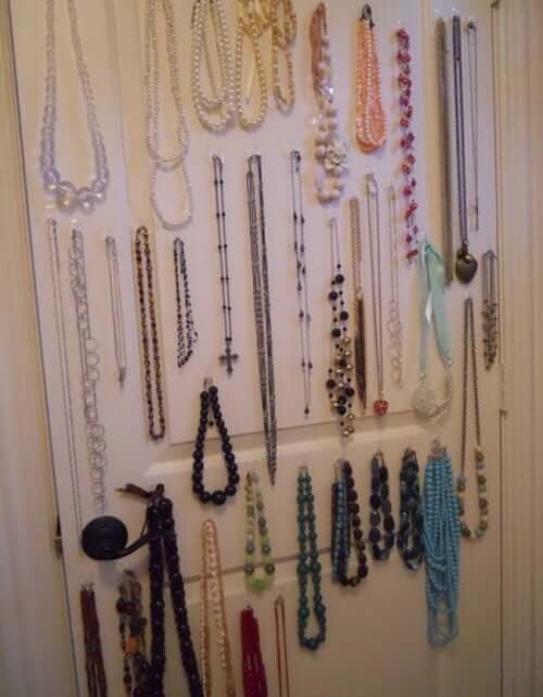 Rangement des colliers sur une porte.