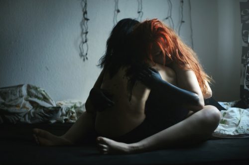 s'attacher à quelqu'un