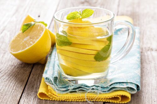 se débarrasser des ballonnements abdominaux en buvant de l'eau au citron