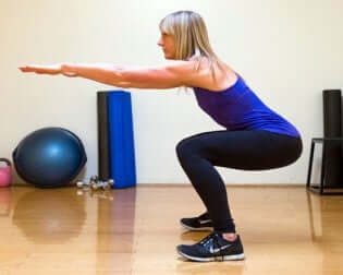 Une femme qui fait des squats. 