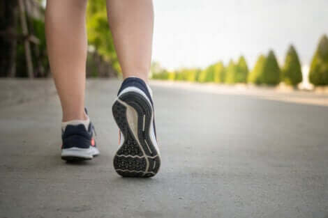 La marche est un sport idéal si vous avez mal aux genoux.