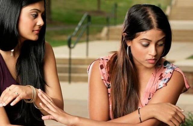 femme qui en marre d'entendre l'autre se plaindre