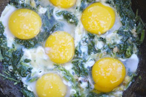petit-déjeunér complet avec des oeuf aux épinards