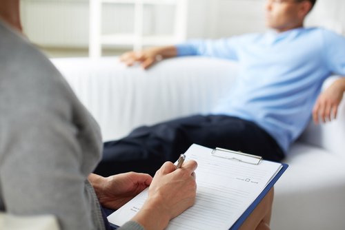 homme en consultation chez une psychologue