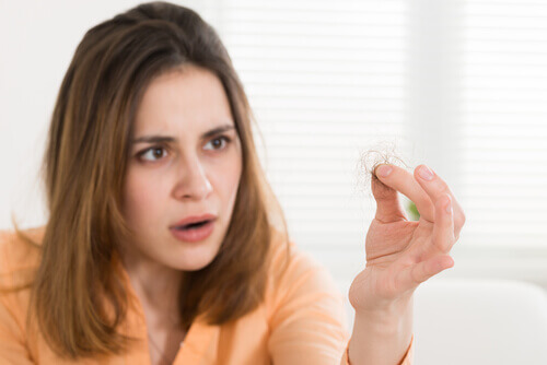 femme qui perd ses cheveux
