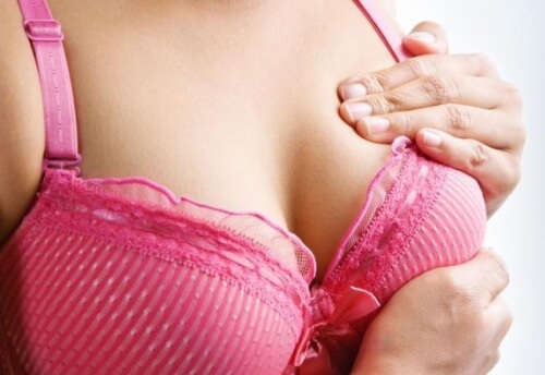 Les douleurs et la grande sensibilité sont un des symptômes du cancer du sein.