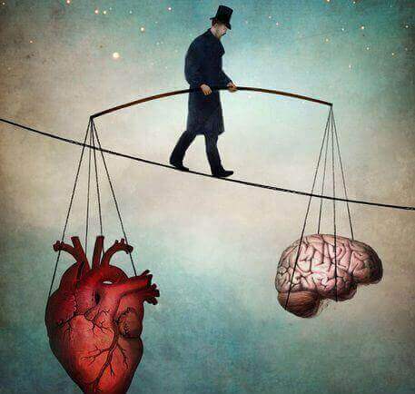 homme funambule tenant un coeur et un cerveau