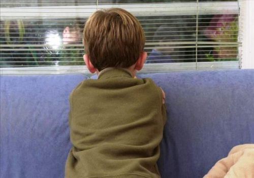 Les enfants victimes d'un pédophile.