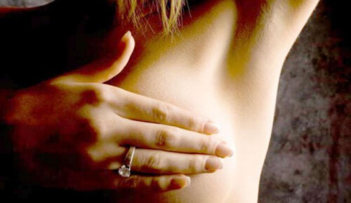 La variation de la taille des seins est un des symptômes du cancer du sein.