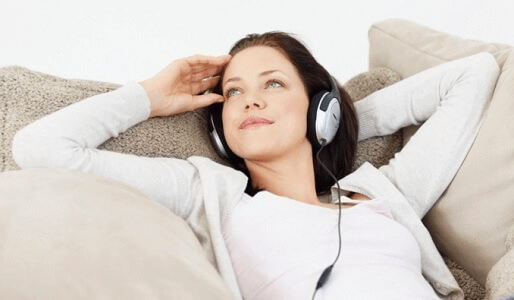 femme qui se détend en écoutant de la musique