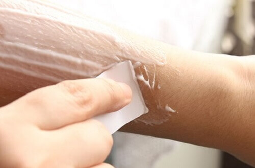 Excès de poils et déséquilibre hormonal.