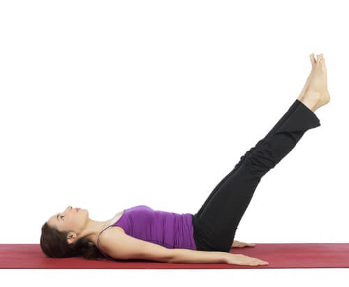 les jambes séparées sont un exercice pour traiter les varices