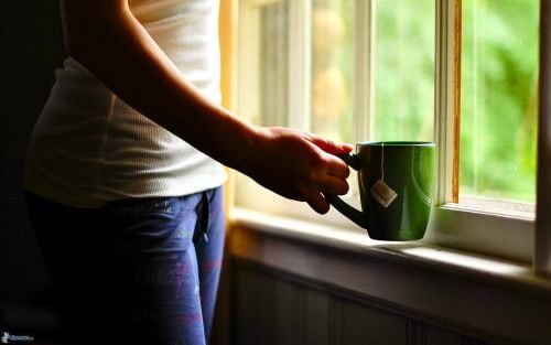 Femme qui boit une tasse de thé