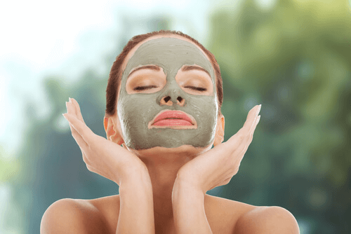 Hydrater la peau sèche avec de l'argile.