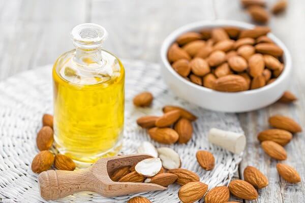 hydrater la peau sèche avec de l'huile d'amandes